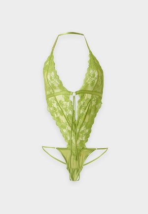 Body de lencería con cuello halter de encaje verde claro con estampados florales y tirantes finos sobre fondo blanco.