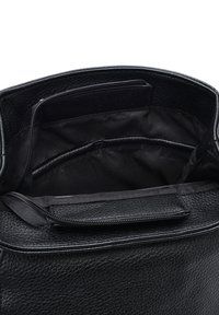 Sac en cuir noir avec un haut ouvert, présentant un intérieur lisse, plusieurs compartiments et une poche zippée pour un rangement sécurisé.