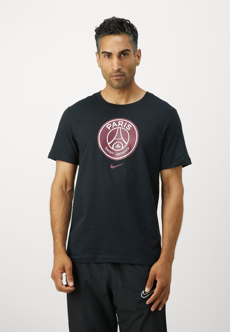 Sort bomulds T-shirt med et rundt logo i mørkerød og hvid, der viser "PARIS" og "SAINT-GERMAIN." Standard crew neck design.