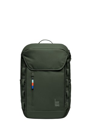 Tummanvihreä suorakaiteen muotoinen reppu, jossa etutasku vetoketjulla, värillinen vetoketjun vetolaite, sivulenkit, yläkahva ja "GOT BAG" -logo alareunan oikeassa kulmassa.