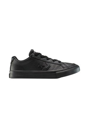 Lage zwarte leren sneaker met zwarte veters, ster- en pijllogo aan de zijkant en rubberen zool.