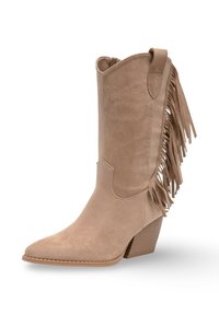 Botte de cowboy en suède beige avec un bout pointu, des franges sur le côté et un talon empilé. Texture lisse avec une finition mate subtile.