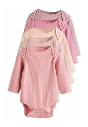 Set med fem långärmade babybodys i olika nyanser av rosa, med ribbad textur och tryckknappar i botten.