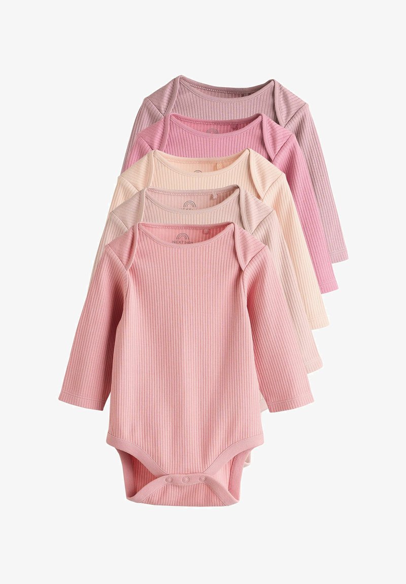 Cinq bodys bébé à manches longues côtelés dans des tons de rose et crème, disposés en pile superposée.