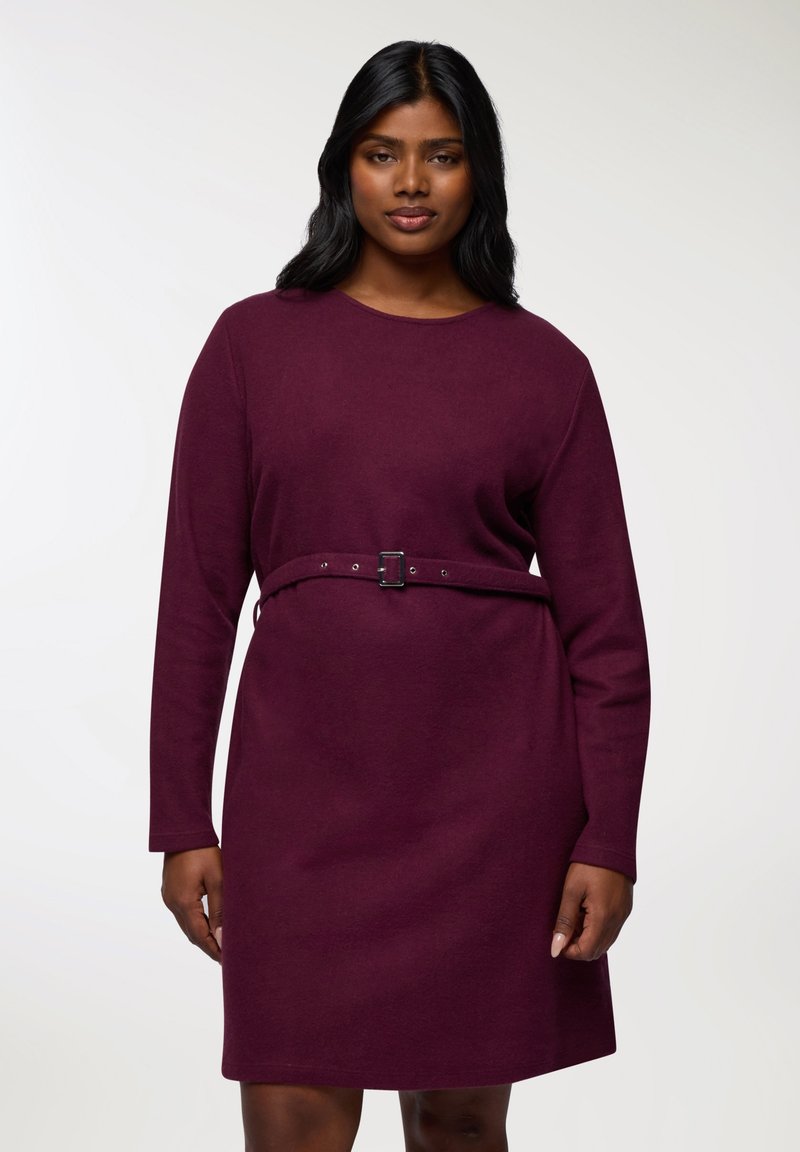 Abito a maniche lunghe e lunghezza ginocchio in tessuto bordeaux profondo, con colletto piatto e una cintura sottile con fibbia rettangolare in vita.