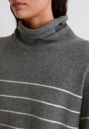 Grau gemusterter Wollrollkragenpullover mit weißen horizontalen Streifen, geripptem Kragen und strukturierten Oberfläche. Nahaufnahme, die das Stoffdetail zeigt.