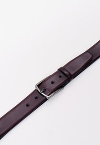 Dunkelbrauner Ledergürtel mit silberner rechteckiger Schnalle, flach auf einer weißen Oberfläche liegend.