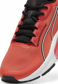Puma PWRFRAME TR 3 - Hardloopschoenen voor op de weg - active red black white