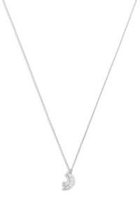 Un collier en argent sterling avec un pendentif en forme de lune croissante orné de petites pierres claires et d'une étoile d'accent, suspendu à une fine chaîne.