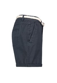 Marineblaue Shorts aus leichtem Stoff, mit umgeschlagenem Saum, seitlichen Taschen und einem gewebten beigen Gürtel als Detail.