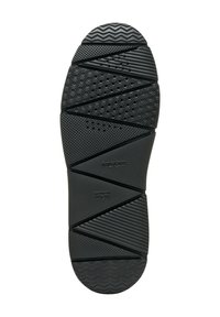 Suola di sneaker nera con superficie testurizzata, caratterizzata da modelli a zigzag e design esagonali per la trazione; marchiata "GEOX" e "PATENTE ITALIANA."