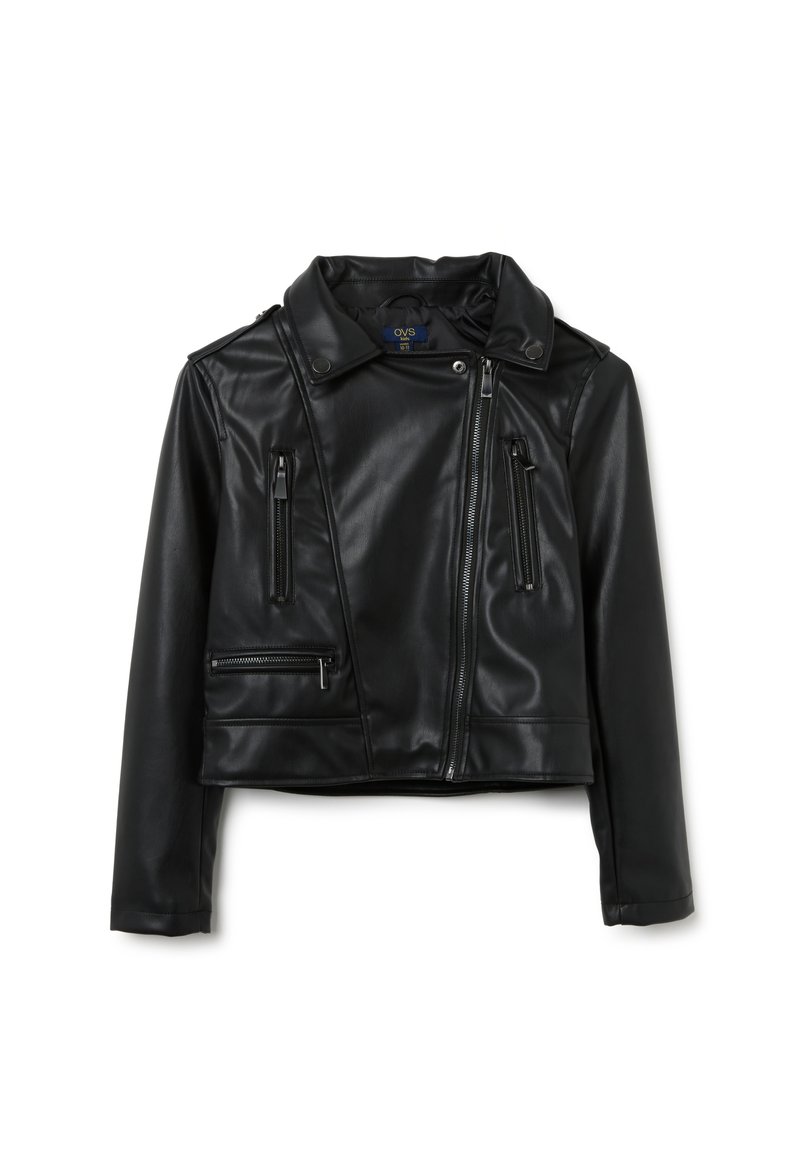 Schwarze, kurz geschnittene Jacke aus Kunstleder mit Kragen, diagonalem Reißverschluss und vier Reißverschluss-Taschen. Mit Schulterklappen.