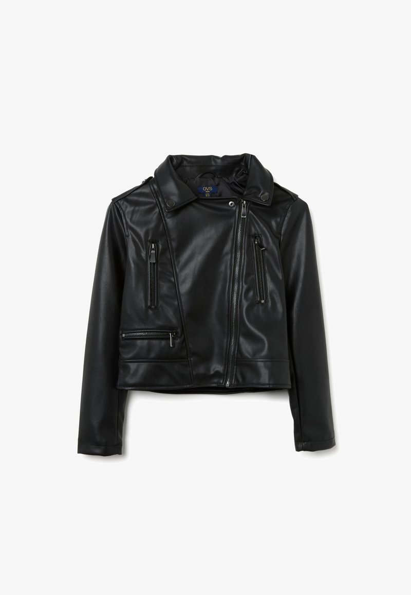 Giacca cropped in finta pelle nera con colletto, chiusura lampo diagonale e quattro tasche con zip. Presenta spalline sulle spalle.