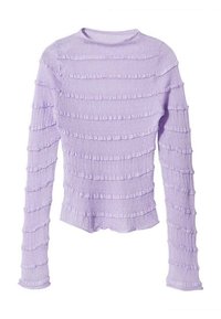 Haut en maille lavande à manches longues avec des rayures volantées horizontales et un ourlet ainsi que des poignets légèrement volantés, présenté sur un fond blanc.