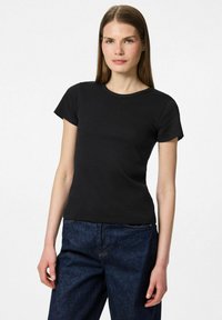 Czarny, prążkowany t-shirt z krótkim rękawem i okrągłym dekoltem, dopasowany krój oraz gładka tekstura, w połączeniu z ciemnymi dżinsami.