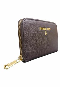 Petite portefeuille en cuir texturé marron foncé avec une fermeture éclair dorée et le logo "Patrizia Pepe" sur le devant.