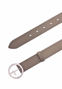 Cintura in pelle grigia chiara con una finitura testurizzata. Presenta una fibbia circolare in argento dal design minimalista e un anello in pelle.