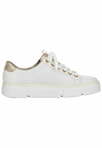 Baskets blanches avec un dessus en cuir perforé, accents dorés sur le talon, lacets blancs et une semelle épaisse blanche avec un bord texturé.