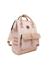 Rosa Rucksack mit glatter Stoffoberfläche, metallischen Akzenten, einer Frontklapptasche, doppelten Griffen und verstellbaren Trägern. Mit Logodetail.