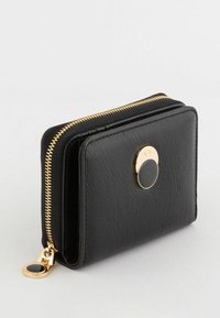 Czarny skórzany portfel z złotym suwakiem i okrągłym akcentem. Kompaktowy, prostokątny kształt o teksturowanym wykończeniu.