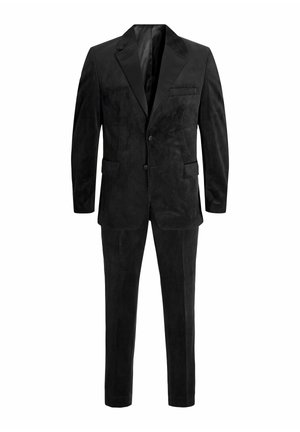 Traje de terciopelo negro con un diseño clásico y entallado, chaqueta de un solo botón con solapa de chal y pantalones de pierna recta.