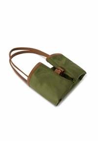Bolso de tela verde para el hombro con adornos de cuero marrón y doble asa, colocado plano sobre fondo blanco.