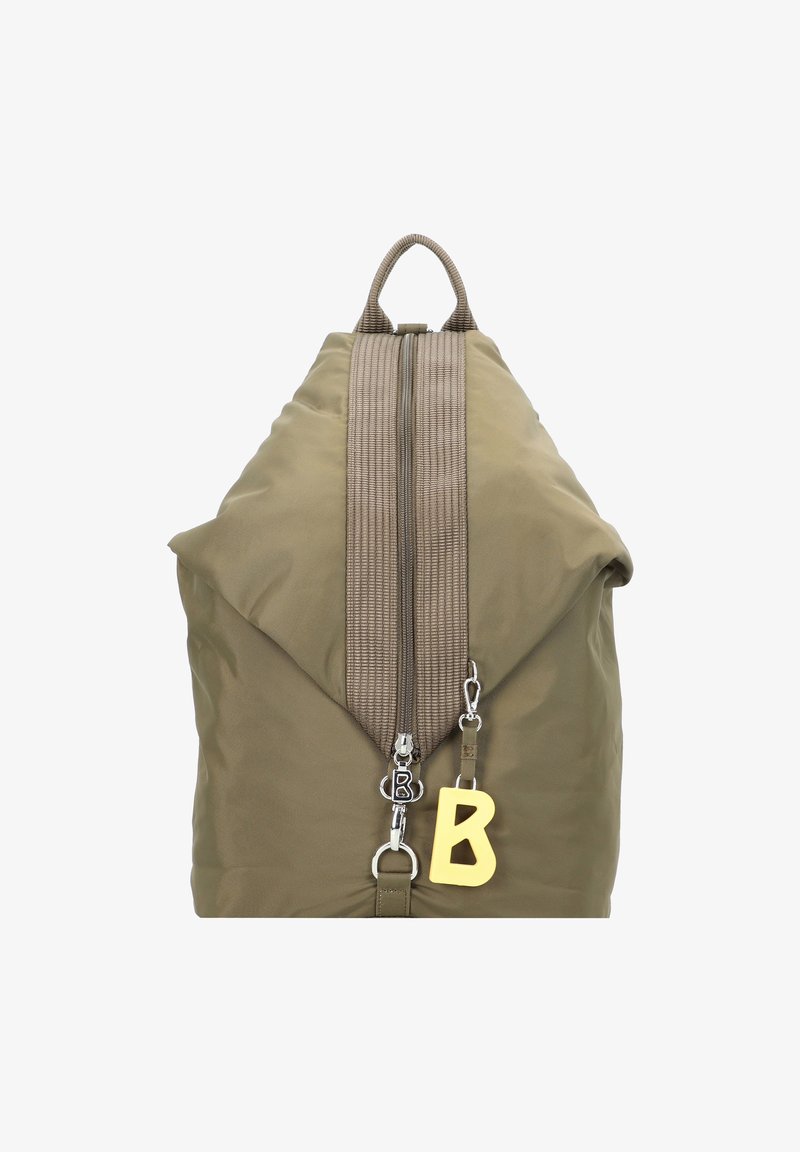 Sac à dos en nylon vert olive de forme triangulaire, avec une fermeture éclair texturée et un porte-clés en caoutchouc jaune en forme de lettre "B".