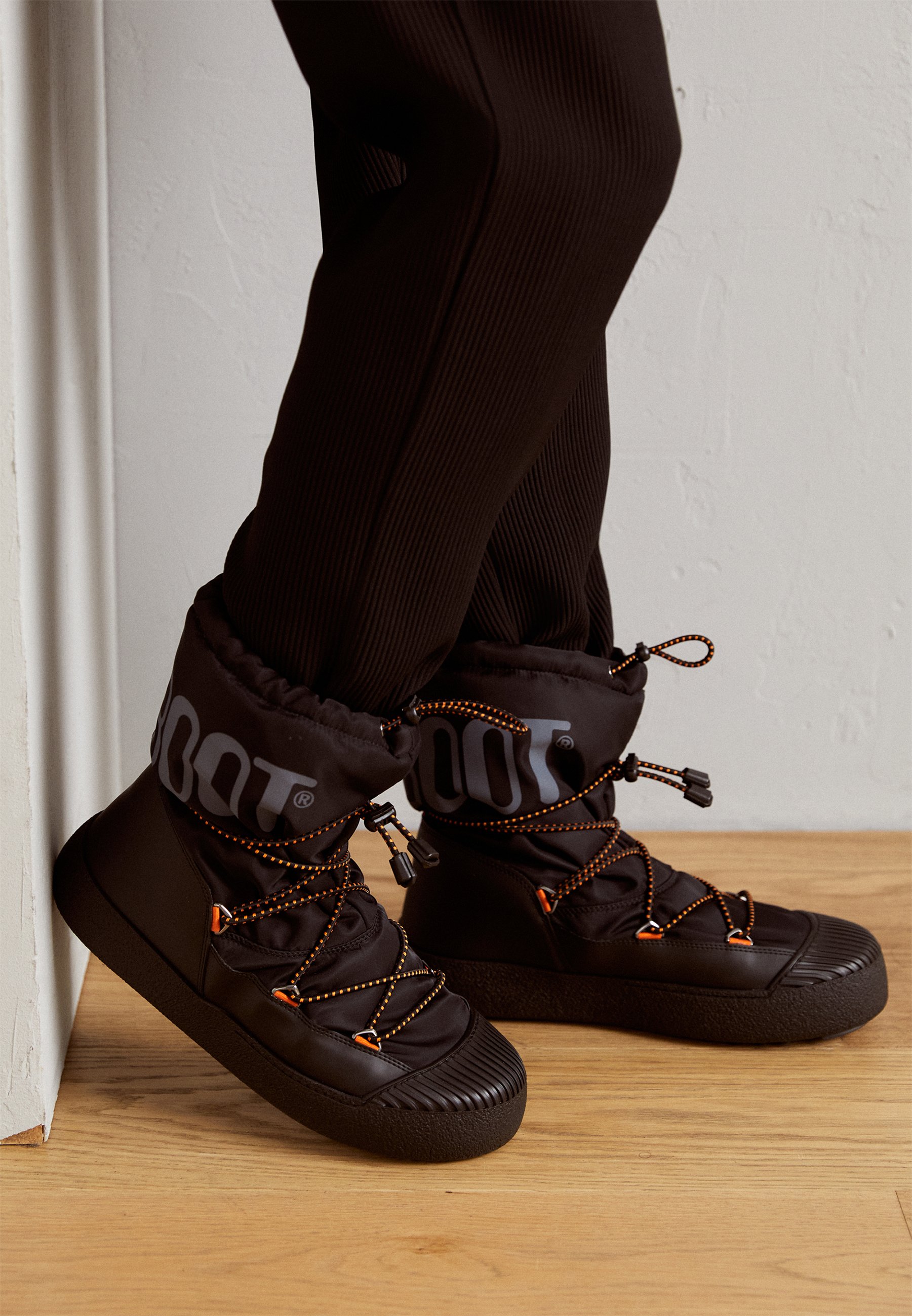 Moon Boot MTRACK POLAR - Snowboot/Winterstiefel - black/orange 