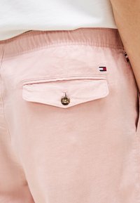 Tommy Hilfiger HARLEM SHORT - Shorts - foggy pink