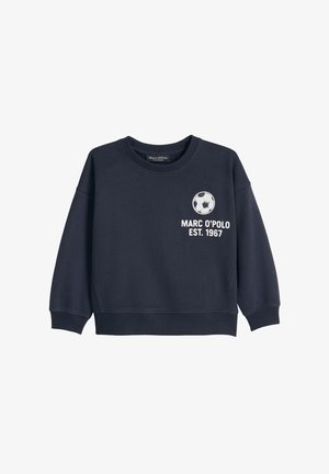 Marineblauwe crewneck sweatshirt met voetbalafbeelding en tekst "MARC O'POLO EST. 1967" op de linkerborst, geribbelde manchetten en zoom.