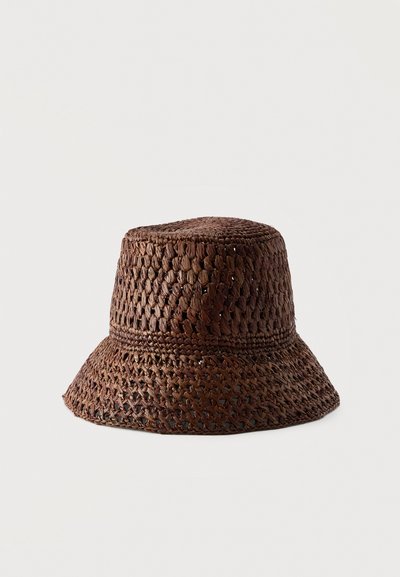 Chapeau bob en paille tressée marron avec un motif texturé et un large bord légèrement évasé sur un fond uni.
