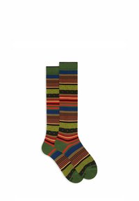 Un paio di calze alta fino al ginocchio con base verde, caratterizzate da strisce orizzontali e piccoli punti rossi nei colori blu, marrone, nero e rosso.