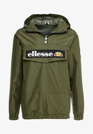 Olivengrønn vindjakke med glidelås krage, frontlomme og svart brodert "ellesse"-logo. Elastiske mansjetter og kant for justerbarhet.