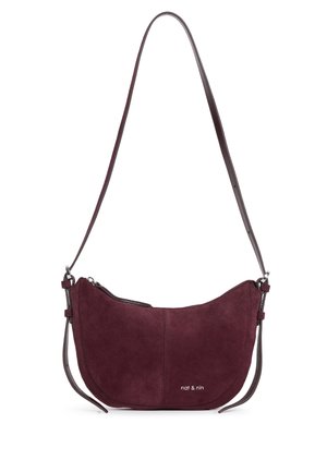 Petit sac à bandoulière en daim bordeaux avec une fine sangle réglable et une fermeture éclair argentée, portant la marque "nat & nin" dans le coin inférieur avant.
