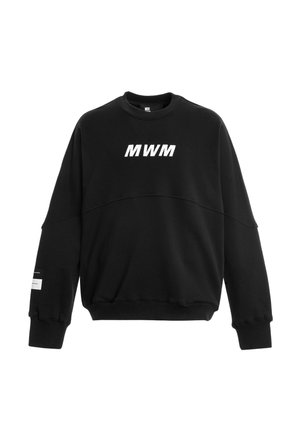 Sudadera negra de manga larga con cuello redondo con texto blanco "MWM" en el pecho y pequeña etiqueta blanca en el puño de la manga izquierda.