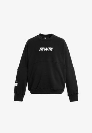 Sudadera negra de manga larga con cuello redondo con texto blanco "MWM" en el pecho y pequeña etiqueta blanca en el puño de la manga izquierda.