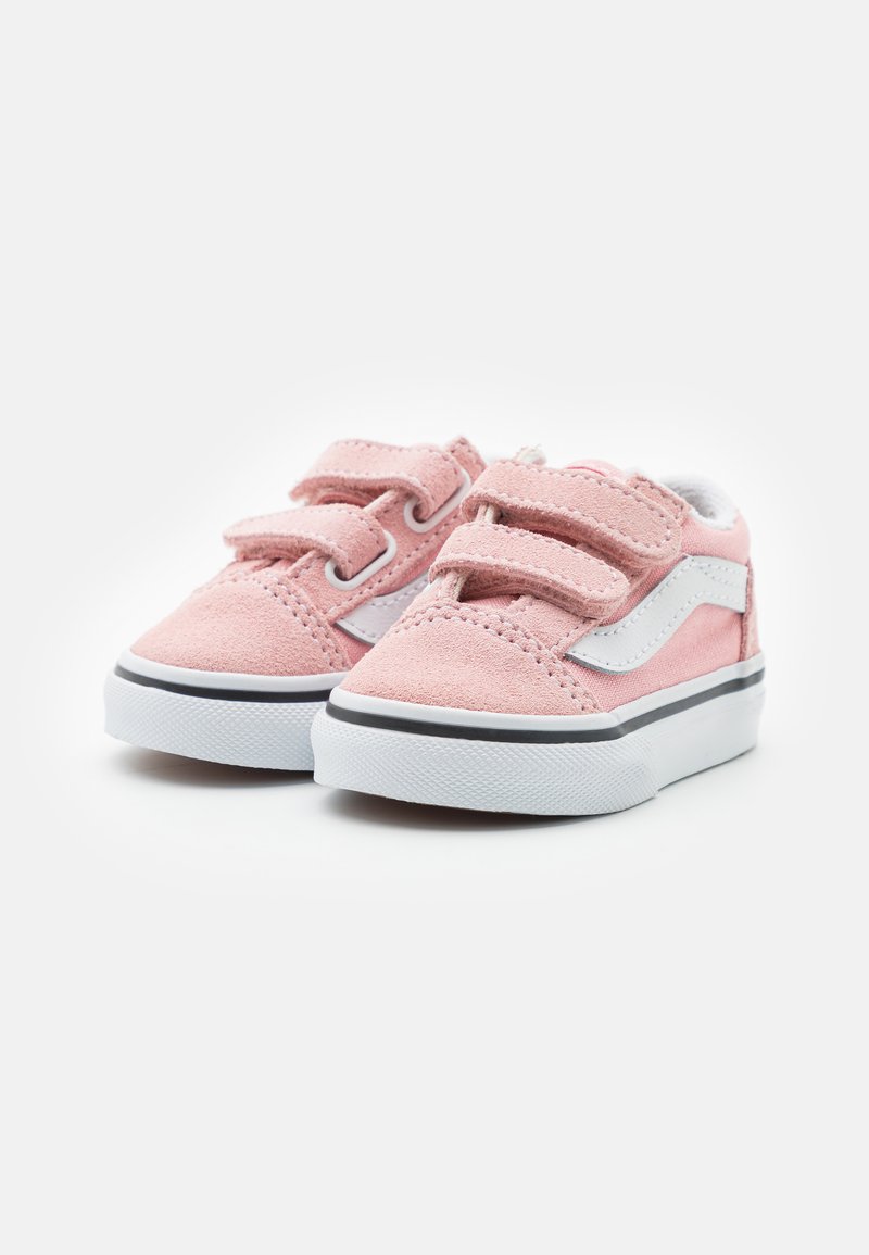 Roze suède peuterschoenen met witte accenten, twee klittenbandsluitingen, rubberen zool en contrasterende zwarte afwerking. Rond neusdesign.