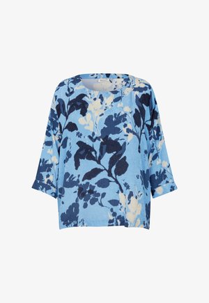Blau geblümtes Oberteil mit kurzen Ärmeln. Es verfügt über einen strukturierten Stoff, einen runden Ausschnitt und abstrakte weiße und dunkelblaue Blätter.