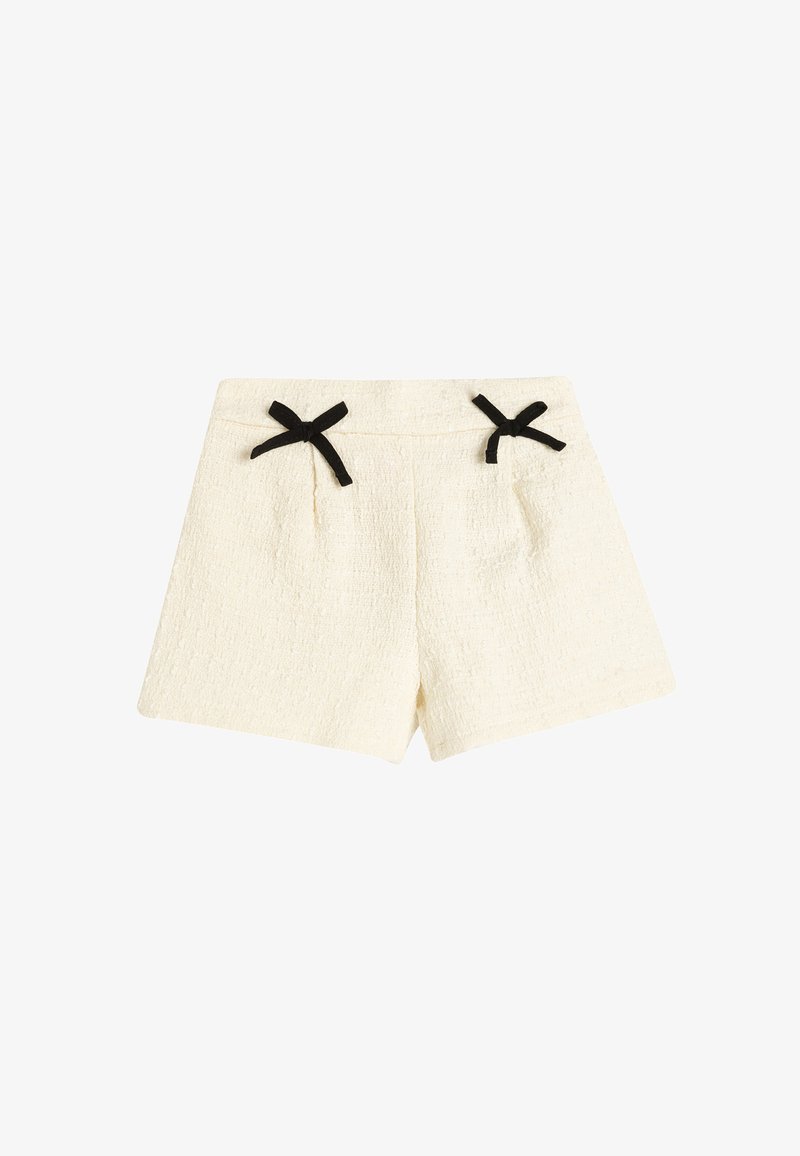 Hvide teksturerede shorts med sorte bueaccentuer på taljen, der har to forlommer og en skræddersyet facon.