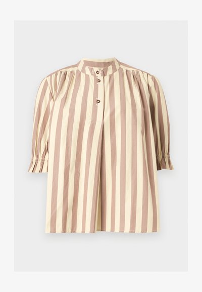 Πουκαμίσα άνετης γραμμής με κάθετες ρίγες σε μπεζ και κρεμ αποχρώσεις, μανίκια τριών τετάρτων με ελαστικές μανσέτες και γιακά με τρία κουμπιά.