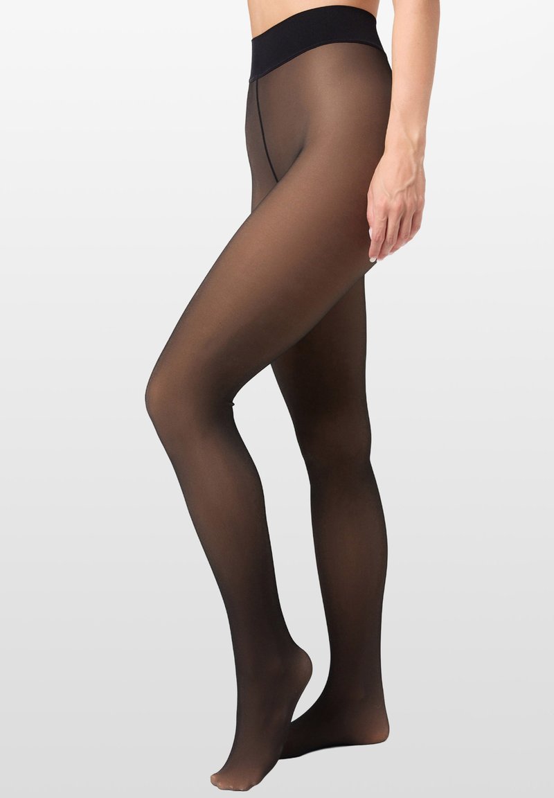 Czarne półprzezroczyste rajstopy z szerokim pasem, o gładkiej fakturze i bez widocznych wzorów, zakrywające nogi od talii do palców.