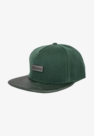 Zaļš snapback cepure ar teksturētu auduma korpusu, mīkstu norādi un melnu logotipa uzlīmi priekšpusē, ar gludu kontrastējošu vizieri.