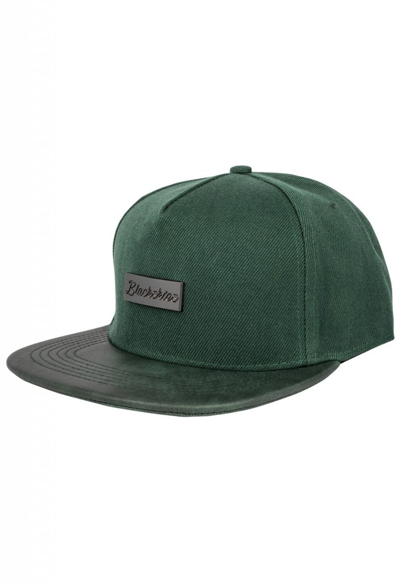 Zaļš snapback cepure ar teksturētu auduma korpusu, mīkstu norādi un melnu logotipa uzlīmi priekšpusē, ar gludu kontrastējošu vizieri.