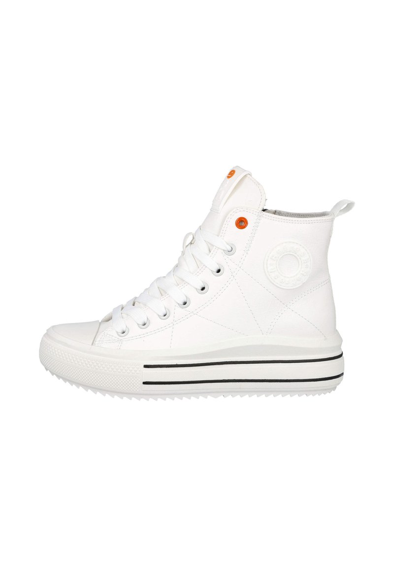 Zapatillas altas blancas con un upper sintético texturizado, que presentan ojetes naranjas, una puntera de goma y una suela con rayas negras.