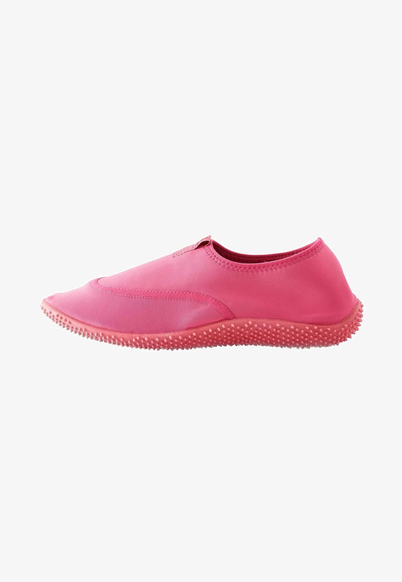 Chaussure rose à enfiler fabriquée en matériau souple et lisse. Présente une semelle en caoutchouc texturée avec de petites protubérances pour adhérer. Design simple et épuré.