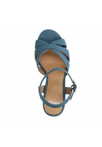 Sandal con tacco in denim blu con cinturini incrociati, design con punta aperta, cinturino alla caviglia con fibbia regolabile e soletta beige.