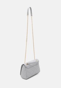 Borsa trapuntata grigia con catena dorata e dettagli in pelle. Il design presenta una forma strutturata e una chiusura a pieghe.