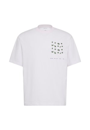 Weißes Baumwoll-T-Shirt mit grün verzerrtem Text "some where" und einer Liste von Städten: "Calvin Klein, New York, Tokyo, Paris."