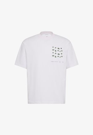 Weißes Baumwoll-T-Shirt mit grün verzerrtem Text "some where" und einer Liste von Städten: "Calvin Klein, New York, Tokyo, Paris."