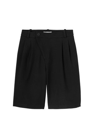 Shorts noirs ajustés avec des pinces, une fermeture à un seul bouton et des passants de ceinture. Fabriqués en tissu lisse et léger.
